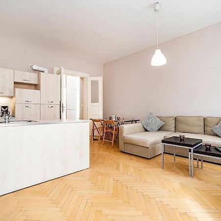 Cozy And Sunny Apartment In Uptown ปราก ภายนอก รูปภาพ
