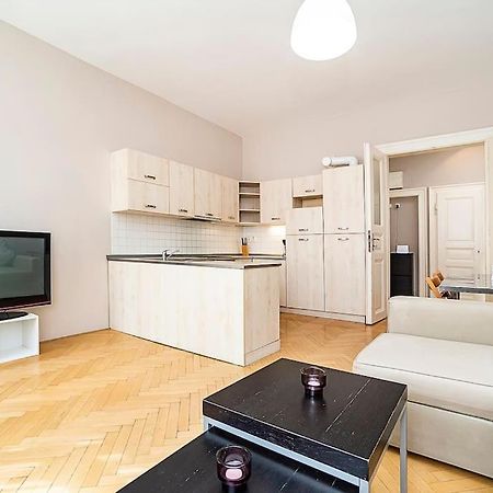 Cozy And Sunny Apartment In Uptown ปราก ภายนอก รูปภาพ