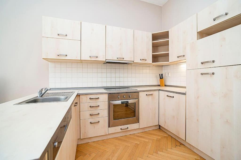 Cozy And Sunny Apartment In Uptown ปราก ภายนอก รูปภาพ